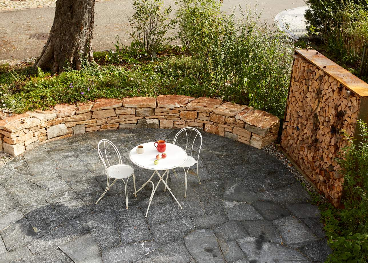 Sitzplatz Granit und Trockenmauer mario knecht Gartengestaltung Basel